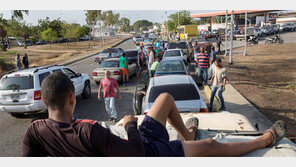 “기름 언제나 넣나”… 베네수엘라, 美제재에 긴 주유행렬