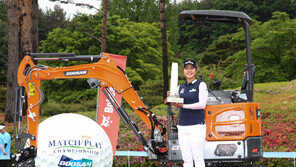 김지현과 우승 선물 굴착기…고량주와 살아 있는 한우도 부상으로