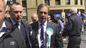 英극우 패라지에 밀크셰이크 투척…“혐오 발언에 대한 항의”