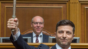 코미디언출신 젤렌스키… 우크라 대통령 취임식 “의회 해산-조기 총선”