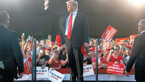 첫 출마선언 딱 4년되는 날… 트럼프, 反이민 앞세워 재선 출사표