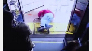 “빨리 내려”…버스에서 노인 밀쳐 숨지게 한 美승객