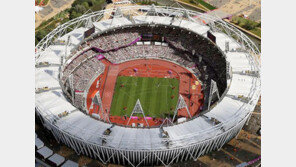 유럽 첫선 MLB, 흙 345t 수송작전