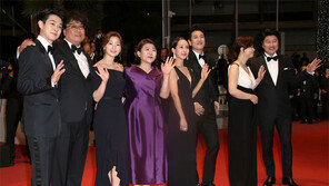 칸 달군 ‘기생충’ 공개의 밤… 엔딩 크레디트 오르자 2000여 관객 7분간 기립박수