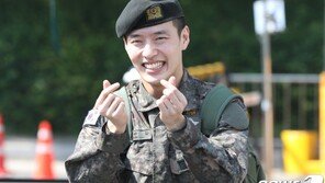 ‘충성!’ 강하늘, 밝은 미소 속 현역 만기 제대 “좋은 모습”