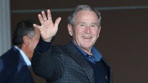 부시 만나 노무현 추억한 文대통령 “소탈했다 하시더라”