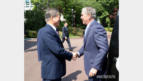 文대통령 “노무현·부시 때 한미동맹 발전”…부시 “좋은 기억 많아”