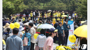 “아직 그리워”…노무현 10주기 남녀노소 발길 이어져