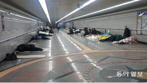 서울역 앞을 비질하던 노숙인…진정한 우리 사회의 숨겨진 영웅들
