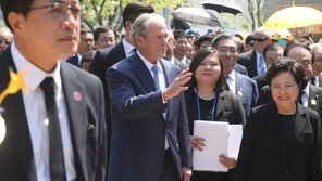 노무현 10주기 추도식 참석한 부시 “美, 통일한국의 꿈 지지”