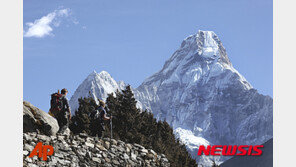 에베레스트 등반 중 ‘병목구간’서 순서 기다리다가…3명 사망