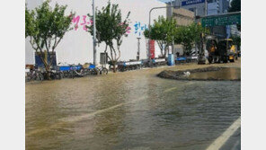 대구 죽전네거리 상수도관 파열 ‘물난리’ …“워터파크 개장” “피서 와”