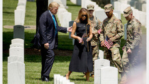 메모리얼 데이 앞두고 전쟁영웅 기리는 트럼프 부부 