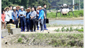 文대통령, 드론 조종… 논에 직접 비료 살포