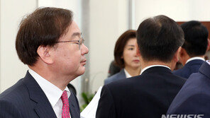 보수 진영서도 강효상 비판 줄이어…“범죄행위” “국기문란”