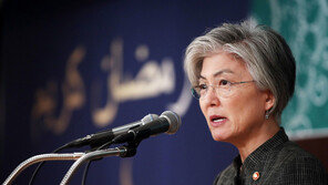 강경화 외교 “정상 간 통화 내용 유출 의도적…엄중 처벌”