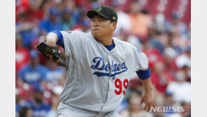 ‘아쉬운 수비 실책’… 류현진, 연속 이닝 무실점 32이닝에서 멈춤