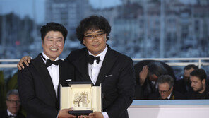 봉준호, 세계 영화 지형도 바꿨다…거장들 총출동한 칸서 韓 최초 황금종려상