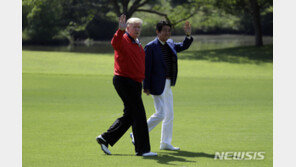 트럼프-아베, 골프회동 시작