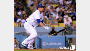 [속보]‘6이닝 2실점’ 류현진, 시즌 7승 달성…타석서도 2루타 1타점