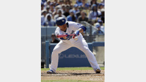 류현진, 피츠버그전 시즌 첫 2루타 및 타점 폭발…개인 통산 8호