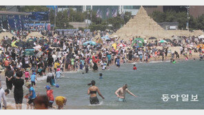 [주말 한 컷]초여름 날씨…해운대 벌써부터 ‘북적’