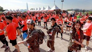 [청계천 옆 사진관] 뛰고 싶어요! 튀고 싶어요! ‘이색 마라톤’