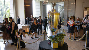 트럼프가 수여할 日 스모 우승 트로피 공개…137cm 높이·30kg