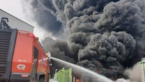 김해 선박배관 공장 화재, 3시간만에 초진…“큰불 잡았지만 연기 계속”