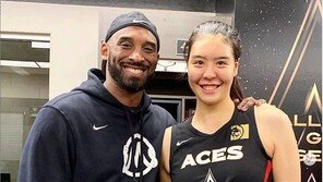 박지수, NBA 전설 코비 브라이언트와 ‘찰칵’