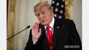 “독재자를 편들다니”…트럼프의 김정은 동조 발언에 들끓는 워싱턴