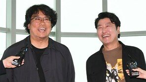 칸 ‘황금종려상의 영웅’ 봉준호 감독, 송강호와 함께 귀국