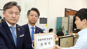 민주 “‘기밀누설’ 강효상, 국회 명예·권위 실추”…징계안 제출