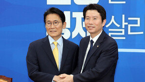 원내대표 연임 윤소하, 여야3당 만나 “6월국회 정상화 하자”