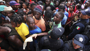 트럼프, 멕시코에 “불법 이민 해결 않으면…관세 5% 부과” 경고
