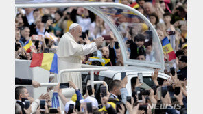 프란치스코교황, 루마니아 방문…우중 미사 강행