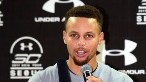 3점슛은 2류 기술이라고?…커리, 농구판 흐름 자체를 바꿨다