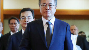 文대통령 지지율, 48.3%…‘막말 논란’ 한국당, 30%로 하락