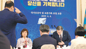 靑 ‘5당대표 회동+일대일 회담’ 제안… 한국당 거부