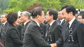 김정숙 여사, 이번엔 황교안 대표와 악수