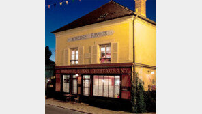 텅 빈 고흐의 방에 그의 작품 한 점을