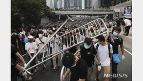 홍콩 입법회,범죄인 인도법 심사 ‘연기’…시위대, 장기전 준비