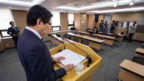 “질문 안받겠다” 박상기 장관 텅빈 기자석 ‘나홀로 기자회견’