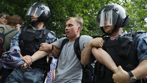 러시아, 부패 보도 기자 체포 항의 시위자 200명 이상 체포