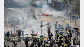홍콩 의사당 포위한 反中 시위대… 범죄인 인도법안 심의 연기