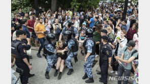기자는 풀려났는데…러시아 ‘언론자유’ 시위서 400명 체포
