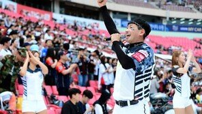 [베이스볼 피플] ‘최고령 응원단장’ KT 김주일의 꿈 “야구선수 아들 응원가는 내 손으로”