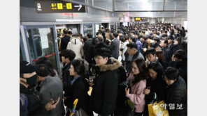 “또?”…서울지하철 4호선 ‘단전사고’, 한때 열차운행 중단