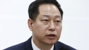 ‘교도소 독방거래’ 김상채 변호사, 1심서 징역 10월