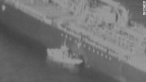 CNN “미군, 피격 선박에 부착한 폭탄 제거하는 이란 해군보트 촬영”